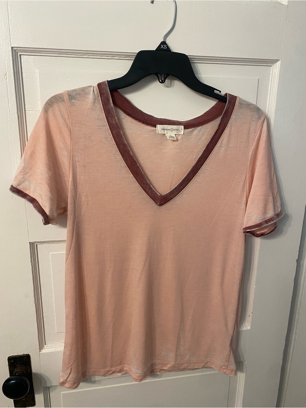 Women’s Treasure & Bobd Pink V-Neck Short Sleeve Top with Contrast Velvet Trim